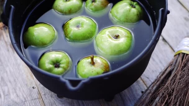 Manzana balanceo en Halloween con brujas escoba — Vídeos de Stock