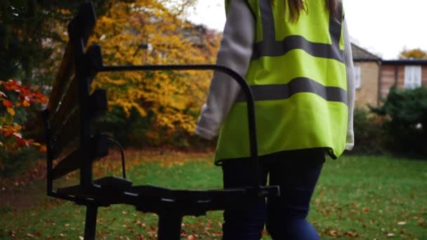 Asistente de parque público femenino en el parque en otoño — Vídeos de Stock