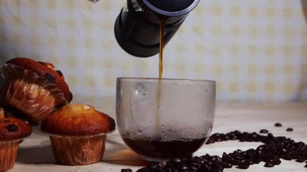 Verter café fresco con magdalenas — Vídeos de Stock