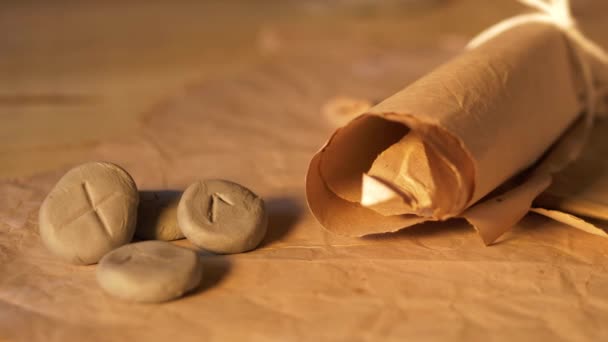 Piedras de runa para adivinar con pergamino documentos en papel — Vídeo de stock