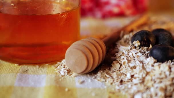 Ingredienti per la colazione avena e mirtilli con miele fresco — Video Stock