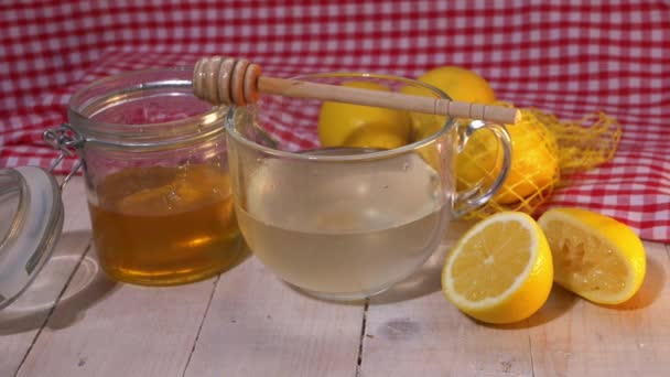 Remedio casero para el resfriado y la gripe con miel y limón — Vídeos de Stock