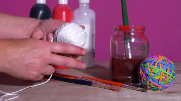 Artiste avec boule de ficelle et fournitures artisanales fournitures artisanales pour le projet — Video