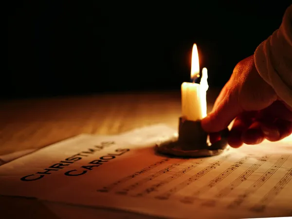 Noel şarkılarına mum koyar. Müzik çarşafları klasikleşir.