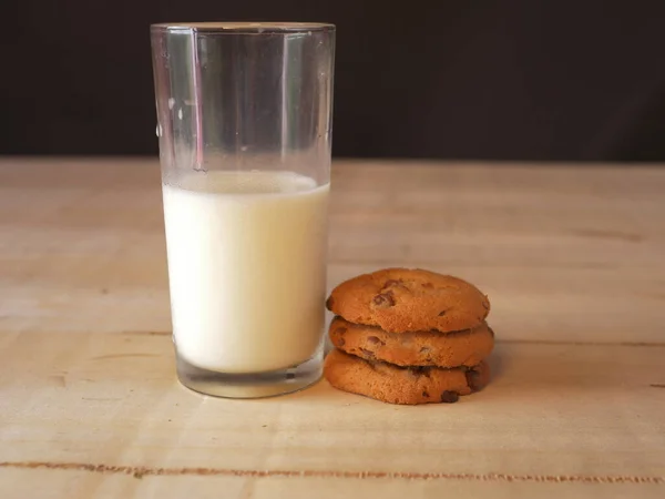 Glas av färsk mjölk och bakade kakor medium shot — Stockfoto