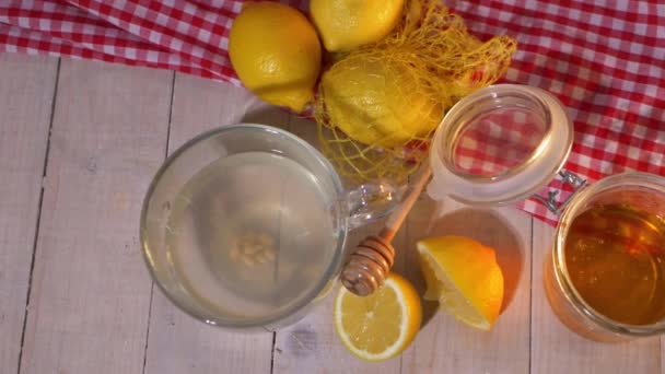 Средство от гриппа и меда с лимоном — стоковое видео