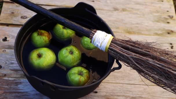 Pomme bobbing à Halloween avec balai sorcières — Video