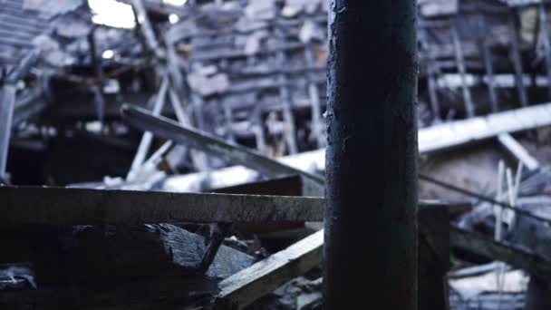 Дереліт обвалився після пожежі — стокове відео