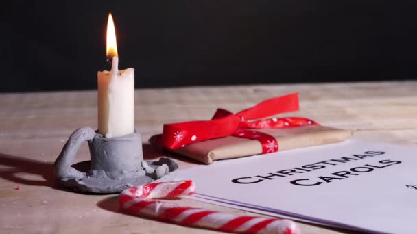 圣诞颂歌带蜡烛和礼物 — 图库视频影像