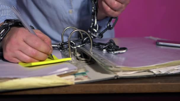 Mains enchaînées à la paperasse dans le bureau — Video