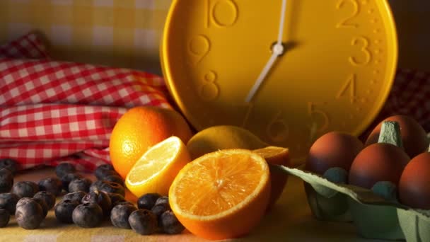 Desayuno temprano por la mañana con fruta y huevos — Vídeos de Stock