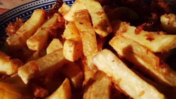 Chipsuri de cartofi prăjite de la chippy britanic servite pe o farfurie — Videoclip de stoc