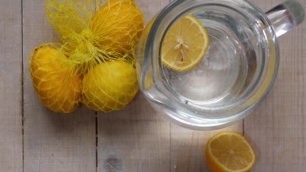新鲜柠檬和水罐 — 图库视频影像