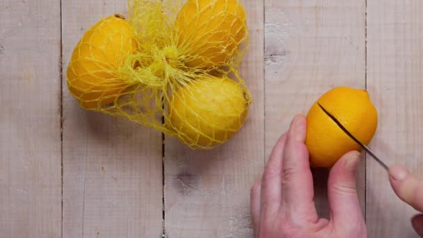 Cortar un limón fresco sobre fondo de madera — Vídeos de Stock