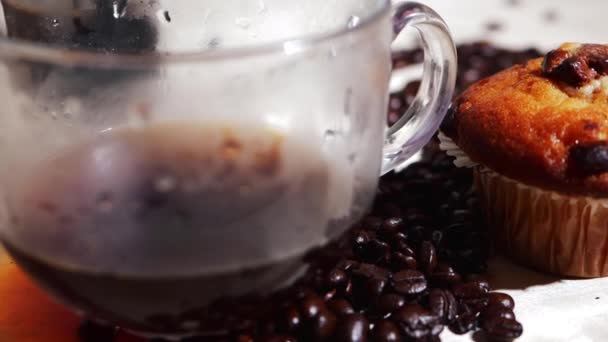 Frischer Kaffee und Schokoladenchips-Muffin — Stockvideo