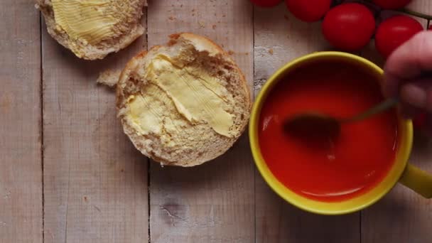 Ανακατεύοντας σούπα ντομάτας με ρολό ψωμιού — Αρχείο Βίντεο