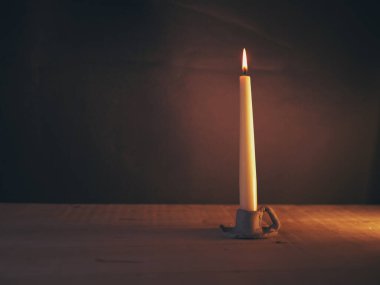 Mum tutacağında tek boy Vintage tarzı mum. 