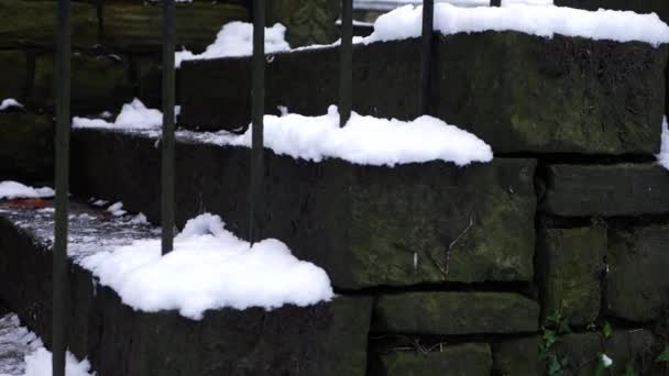 Скользкая старая лестница, покрытая снегом зимой после снегопада — стоковое видео