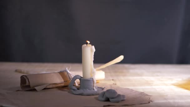 Свеча винтажного стиля с пергаментной бумагой задувается — стоковое видео