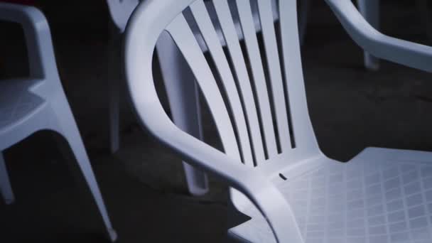 Ряды пустых белых пластиковых стульев на мероприятии — стоковое видео