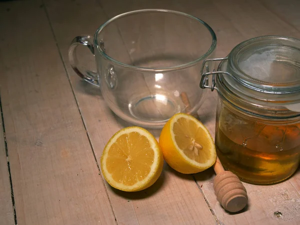 Лимон и мед для естественного лечения простуды и гриппа — стоковое фото