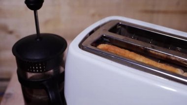 Tost makinesinden yanmış tost.
