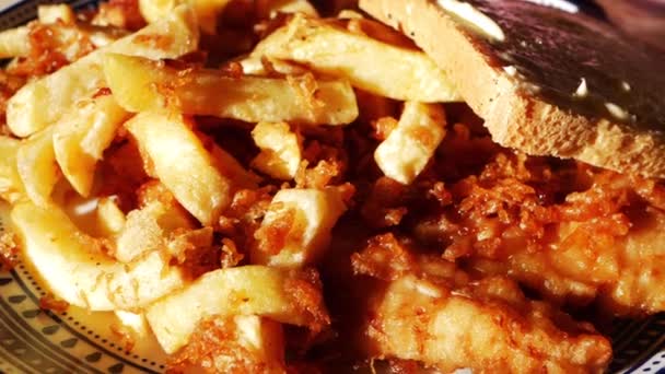 Traditionele Britse maaltijd met vis en chips — Stockvideo