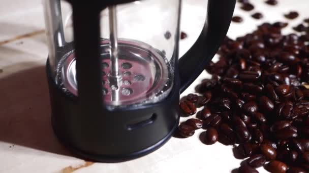 Cafetiere francuski ekspres do kawy z ziaren kawy — Wideo stockowe