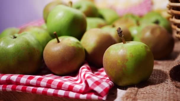 Auswahl an frischen grünen Backäpfeln — Stockvideo
