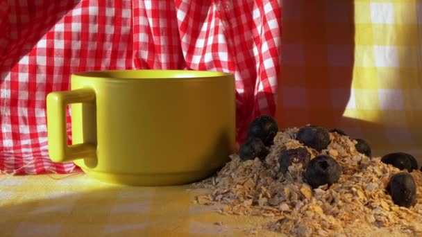 Avena laminada y arándanos para el desayuno gachas en la mesa de la cocina — Vídeos de Stock
