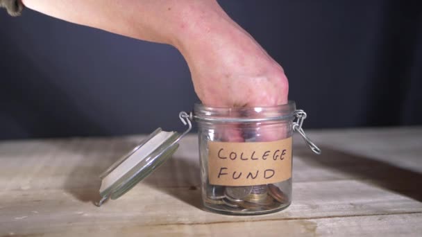 Φοιτητές που μετρούν χρήματα στο ταμείο κολλεγίου — Αρχείο Βίντεο