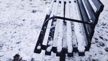 Kar yağdıktan sonra boş park bankı