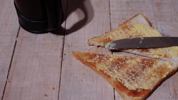 Tostadas y mantequilla en un medio de mesa — Vídeos de Stock