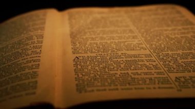 Kutsal kitaptan İncil sayfaları aç