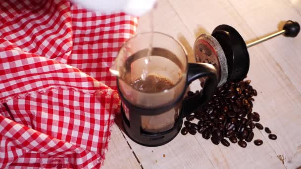 Zubereitung von frischem Kaffee in Cafeteria — Stockvideo