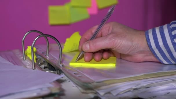 Business person writing on sticky notes — Stock Video