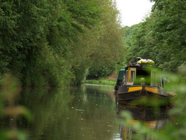 Yaz günü İngilizcede kanal kanalında mavna. 