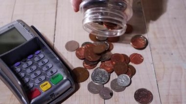 Bozuk para ve ödeme kartı okuyucusu olarak nakit