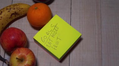 Sağlıklı beslenmek için yapışkan notlar ve meyve motivasyonu