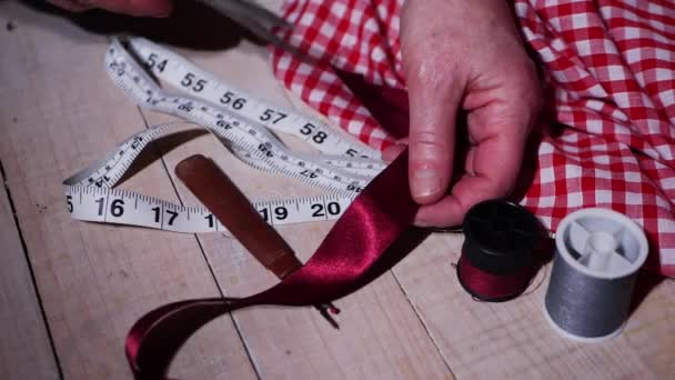 Dressmaker hands cutting ribbon — Stock Video
