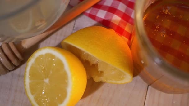 Kall och influensa huskurer med honung och citron — Stockvideo