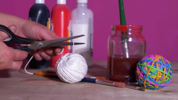 Artiste couper la ficelle pour et projet artisanal — Video