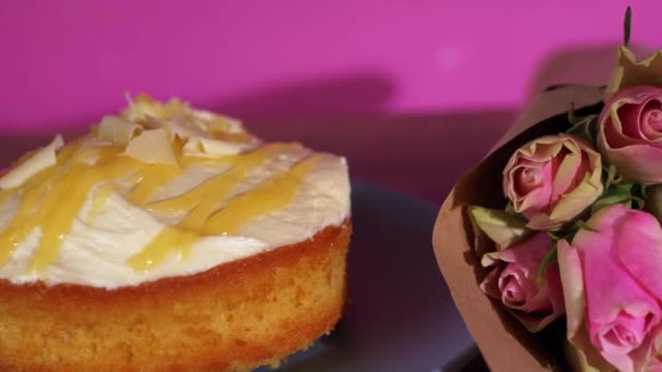 Kue ulang tahun dan mawar merah muda — Stok Video