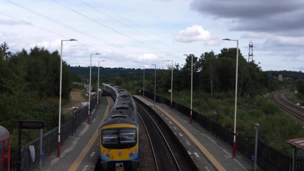 Tren pasa por vías férreas vista desde el puente — Vídeos de Stock