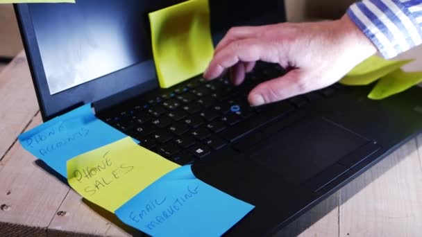 Tipos de trabalhadores ocupados no laptop cercado por notas e memorandos — Vídeo de Stock