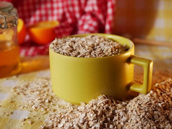 Haferflocken für Haferbrei zum Frühstück medium shot — Stockfoto