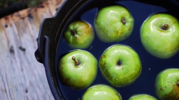 Manzanas frescas en un caldero para balancearse en Halloween — Vídeos de Stock