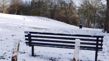Kış karından sonra ıssız bir parkta bankta.