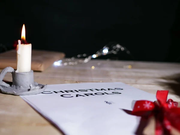 촛불 과 선물이 들어 있는 크리스마스 카롤 노래지 — 스톡 사진