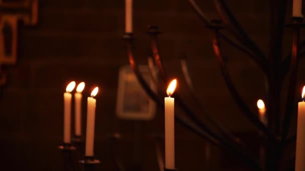 教堂里的蜡烛在燃烧 — 图库视频影像